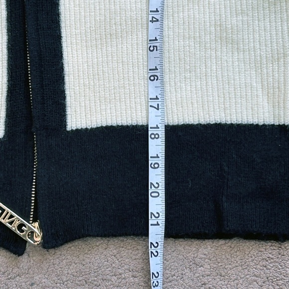 NWOT Soft knit cardigan with gold zip closure, One size. - Picture 7 of 10